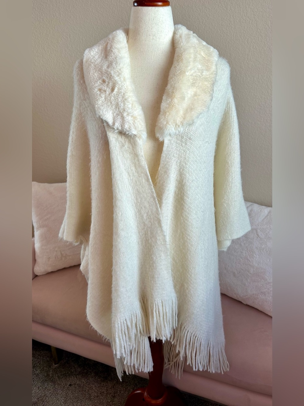 Vince Camuto Cream Poncho Faux Fur Shawl Collar & Tassel Hem O/S Cozy Snow Bunny